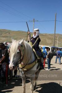 Petit cavalier à Ta3m ou Waada Rjal Meghila, ou Waadat Al Kraiche, fantasia, la3b, Goum ...