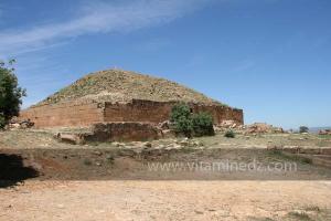 Les Djeddars au nombre de 13 dont 3 (classés A,B,C) sont situés au djebel Lakhdar (commune de Medroussa, wilaya de Tiaret)