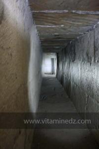 Le Djedar \ A\  dispose d\'un système de galeries comportant huit salles qui entourent la chambre funéraire centrale