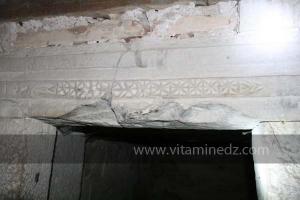 L\'ornementation des chambres funéraires du Djeddar \ A\  présente des formes géométriques (rosaces, étoiles, chevrons)