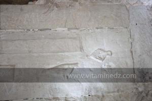 L\'ornementation des chambres funéraires du Djeddar \ A\  présente des formes géométriques (rosaces, étoiles, chevrons)