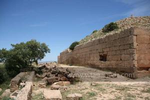 Il est le seul des djeddars à posséder une enceinte extèrieure comprenant un petit édifice pour le culte qui fait face au côté oriental du mausolée