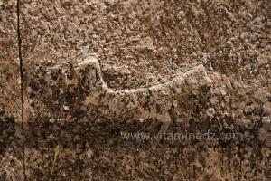 L\'ornementation des Djeddars présente des formes géométriques (rosaces, étoiles, chevrons), des signes distinctifs chrétiens (colombes entourant un calice), et des représentations d\'animaux déjà présentes à la préhistoire (bovins, chevaux, lions, etc...)