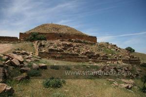 Les Djeddars au nombre de 13 dont 3 (classés A,B,C) sont situés au djebel Lakhdar (commune de Medroussa, wilaya de Tiaret)