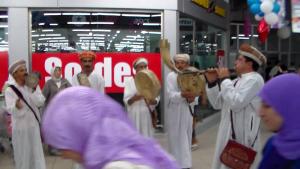 une animation a l'entrée d'un super marcher quelle surprise!!!!!