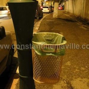 Cette corbeille  CITOYENNE  dans une artère de Constantine