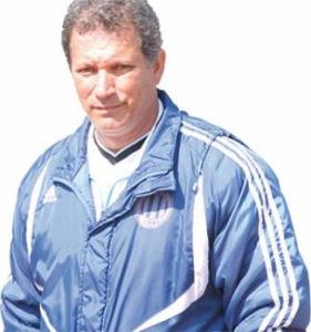 Algérie  -  Hocine Yahi. Ex-footballeur international: Ma destination Dakar (Sénégal)