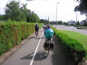 Planète - Un millier de Roumains à vélo demandent des voies réservées aux cyclistes