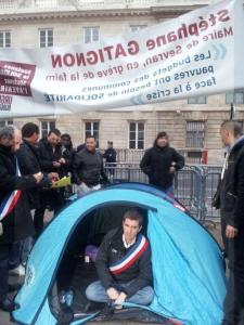 Planète - Sevran (France): Le maire en grève de la faim devant l'Assemblée nationale