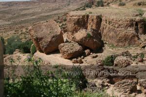 Taoughzout (Qalat Beni Salama) siège des grottes troglodytes (protohistoriques). Elles sont connues actuellement sous le nom de grottes d\'Ibn Khaldoun