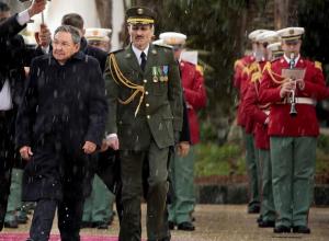 Cuba's President Raul Castro (L) reviews an honour guard