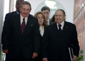 Cuba's President Raul Castro (L) and his Algerian counterpart