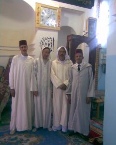 Mourabitines el kandoussine ouled sid el hadj ben ahmed dans le mosquée de leurs encetres lors du mawlid ennabaoui echarrif mars 2009