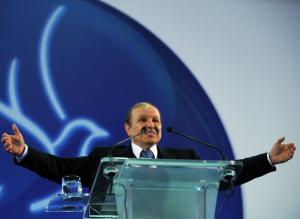 Algerian President Abdelaziz Bouteflika (R) delivers a speech during an