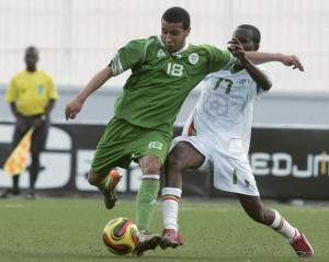 Algeria's Youcef Khelifi (L) fights for the ball with Issouf