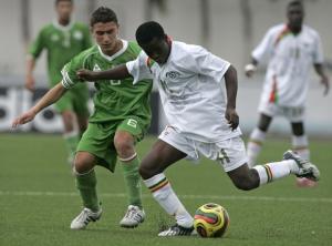 Burkina Faso's Victor Nikiema (R) fights for the ball with