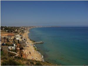 Vue sur la plage de Ain El Turck