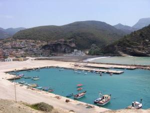 Tafsout, la ville, le port de pêche et la plage