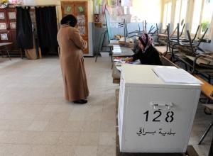 An Algerian woman (L) arrives on April 9, 2009 to