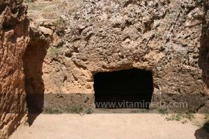 Taoughzout (Qalat Beni Salama) siège des grottes troglodytes (protohistoriques). Elles sont connues actuellement sous le nom de grottes d\'Ibn Khaldoun