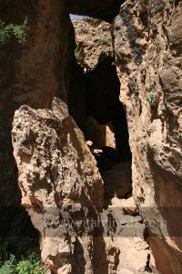 Taoughzout (Qalat Beni Salama) siège des grottes troglodytes (protohistoriques). Elles sont connues actuellement sous le nom de grottes d\'Ibn Khaldoun