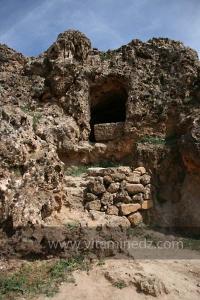 Les grottes entourant Taoughzout et qui avaient, un jour, offert refuge, paix, sérénité et inspiration à cheikh Abderahmane Ibn Khaldoun, il y a près de six siècles, pour rédiger son œuvre monumentale La Mouqadima.