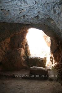Taoughzout (Qalat Beni Salama) siège des grottes troglodytes (protohistoriques). Elles sont connues actuellement sous le nom de grottes d\'Ibn Khaldoun