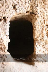 Taoughzout (Qalat Beni Salama) siège des grottes troglodytes (protohistoriques). Elles sont connues actuellement sous le nom de grottes d\'Ibn Khaldoun