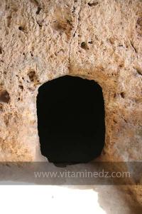 Taoughzout (Qalat Beni Salama) siège des grottes troglodytes (protohistoriques). Elles sont connues actuellement sous le nom de grottes d\'Ibn Khaldoun