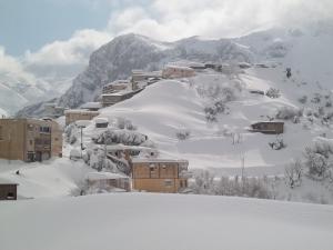 Village vêtu d'un blanc burnous - Taddart s ubarnus amellal