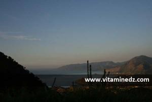 Des hauteurs des Djurdjura, la petite ville cotière de Ziamma Mansouriya