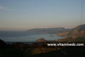 Des hauteurs des Djurdjura, la petite ville cotière de Ziamma Mansouriya