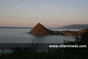 Des hauteurs des Djurdjura, la petite ville cotière de Ziamma Mansouriya