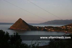 Des hauteurs des Djurdjura, la petite ville cotière de Ziamma Mansouriya