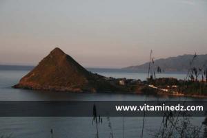 Des hauteurs des Djurdjura, la petite ville cotière de Ziamma Mansouriya