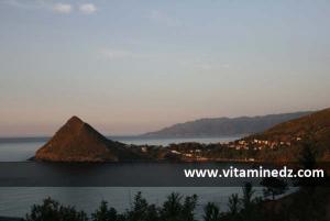 Des hauteurs des Djurdjura, la petite ville cotière de Ziamma Mansouriya