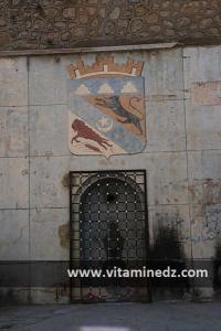 Les Armoiries de la ville symbolise la lionne qui en Bérbère qui porte