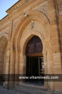 Belle porte de l\'ancienne mosquée de Tiaret de l\'époque ottomane