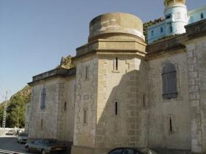 Il fait partie des plus célèbres phares de la Méditerranée:  Le Cap Bougaroune à Collo