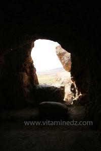 Taoughzout (Qalat Beni Salama) siège des grottes troglodytes (protohistoriques). Elles sont connues actuellement sous le nom de grottes d'Ibn Khaldoun