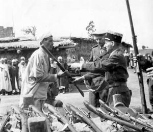 الجيش الفرسي يوزع الاسلحة على الاهالي بمنطقة الرميلة