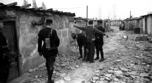 رجال الجندارمة في عملية بحث وتفتيش بمحتشد