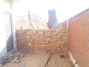 منكر سد طريق عمومي ادرار