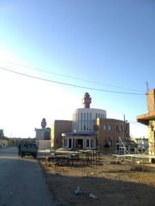 CASNOS et dérierre la mosquée.