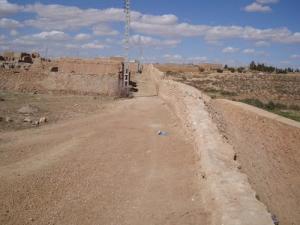 Mur de protection. Ksar tadjerouna