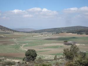 Endroit touristique agréable au milieu d' un amphithéâtre de montagne.