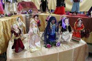 Les poupées algériennes  Créations de Mme Kara Mohamed, chacune représentant un costume régional