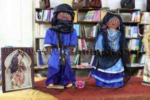 Les poupées touareg  Créations de Mme Kara Mohamed, représentant le costume tergui
