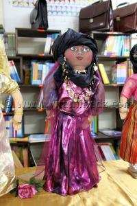 Costumes algériens via des figurines  Créations de Mme Kara Mohamed, chacune représentant un costume régional