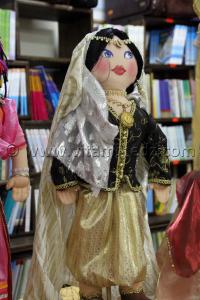 Les fillettes algériennes (Alger) Créations de Mme Kara Mohamed, chacune représentant un costume régional